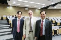 （左起）中大醫學院副院長（研究）盧煜明教授， Jerry Shay教授和生物醫學學院副院長（學務管理）馮國培教授
